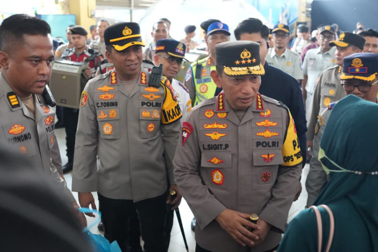 Kapolri Pantau Mudik di Terminal Purabaya, Optimalkan Pelayanan Terbaik untuk Masyarakat