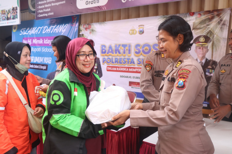Sambut Natal, Polresta Sidoarjo Berbagi Kasih dengan Masyarakat