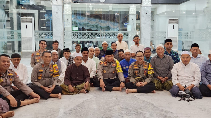 Ini Pesan Kapolda Jatim Usai Sholat Maghrib Berjamaah di Masjid Al Ma"ruf Banyuwangi