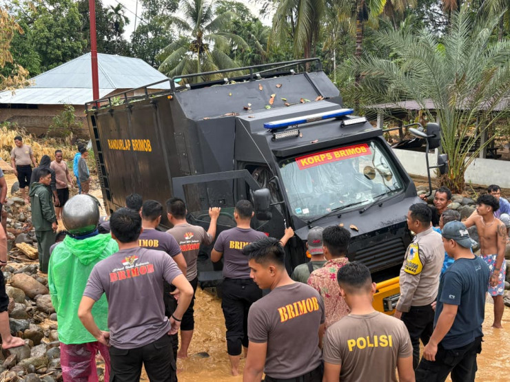 Polri Kirim Bantuan Ke Daerah Terisolir di Sumatera