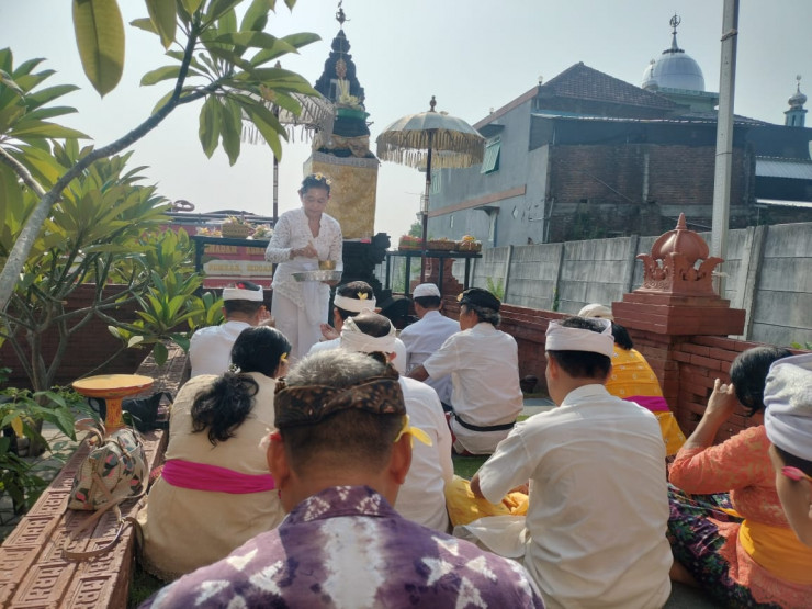 Anggota Polresta Sidoarjo dan Masyarakat Sekitar Mako, Rayakan Hari Suci Bulan Tilem di Pura Kertha Bumi