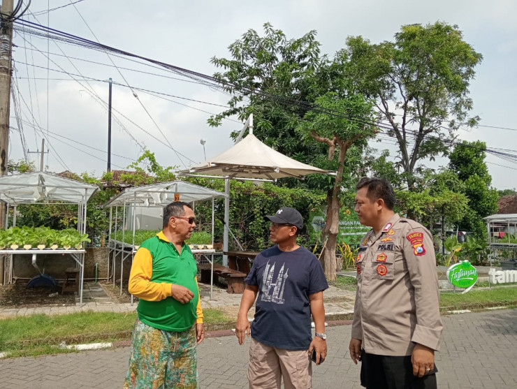 Bhabinkamtibmas Lemahputro Apresiasi Warga Manfaatkan Lahan P2B untuk Ketahanan Pangan